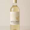 Wijnfles met lichtgele witte wijn, voorzien van een beige etiket met een duif, chaotische krullen en de tekst “ANTI-CHAOS IN VLOEIBARE VORM” in sierlijke zwarte letters.