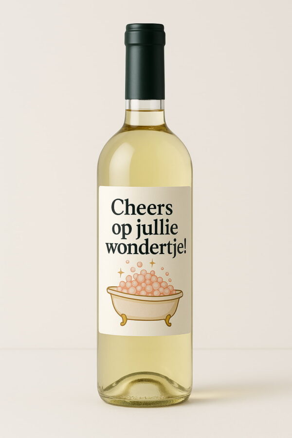 Etiket met de tekst "Cheers op jullie wondertje!" boven een illustratie van een klassieke badkuip gevuld met roze bubbels en gouden sterretjes, ontworpen als vrolijk kraamcadeau.