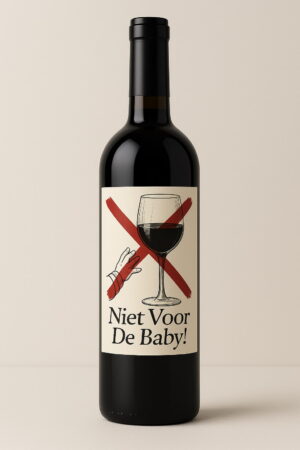 Wijnfles met komisch etiket ‘Niet Voor De Baby!’, featuring een babyhandje dat naar een glas wijn reikt met een grote rode kruis erover, ideaal als grappig kraamcadeau.