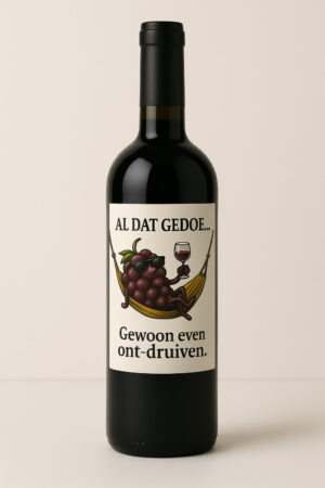 Etiket met tekst “Gewoon even ont-druiven” op een fles rode wijn – grappig wijnetiket als kraamcadeau.