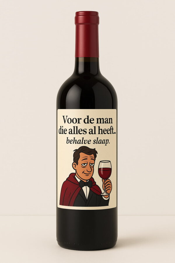 Illustratie van een wijnetiket met een vermoeide man in smoking en cape, die een glas rode wijn vasthoudt, met de tekst "Voor de man die alles al heeft... behalve slaap."