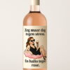 Wijnfles met humoristisch etiket waarop een vrouw met zonnebril ontspannen op een roze wolk ligt en rosé drinkt, met de tekst: "Zeg maar dag tegen stress. En hallo tegen rosé."