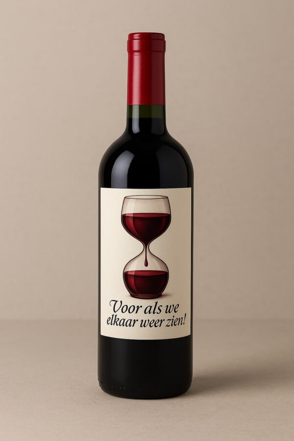 Wijnfles met een etiket dat een wijnglas in de vorm van een zandloper toont, gevuld met rode wijn, en de tekst “Voor als we elkaar weer zien!” als grappige boodschap.